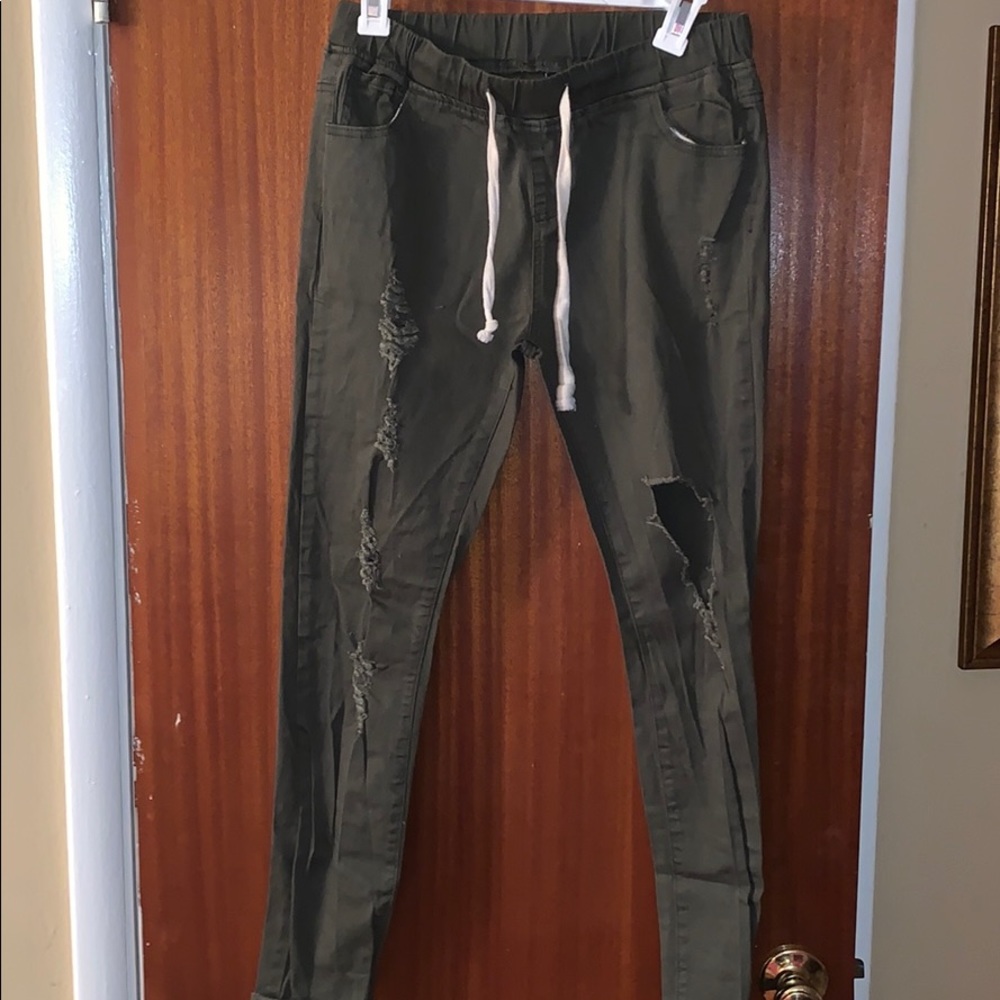Olive skinny jeans with a tie